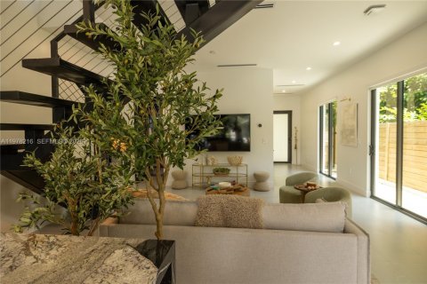 House in Miami-Dade, Florida 3 bedrooms, 213.68 sq.m. № 2044421 - photo 11