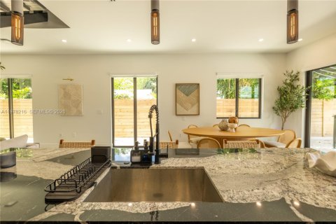 House in Miami-Dade, Florida 3 bedrooms, 213.68 sq.m. № 2044421 - photo 8