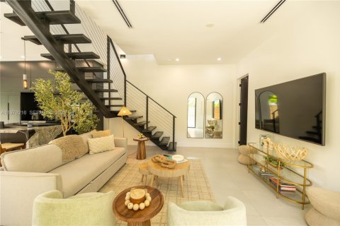 House in Miami-Dade, Florida 3 bedrooms, 213.68 sq.m. № 2044421 - photo 10