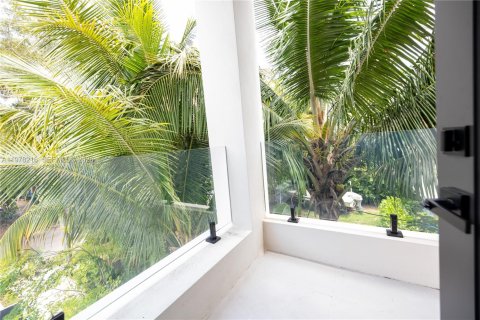 House in Miami-Dade, Florida 3 bedrooms, 213.68 sq.m. № 2044421 - photo 23