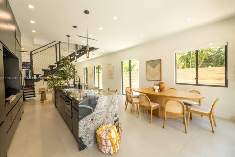 House in Miami-Dade, Florida 3 bedrooms, 213.68 sq.m. № 2044421 - photo 9