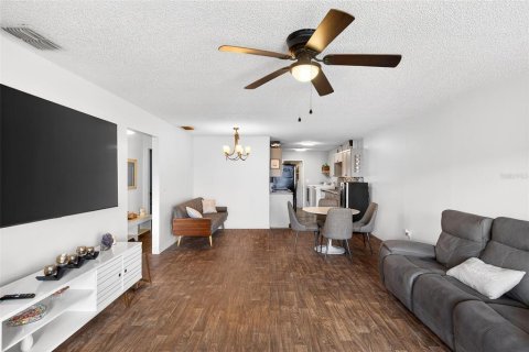 Condo in Winter Haven, Florida, 2 bedrooms № 2096569 - photo 2