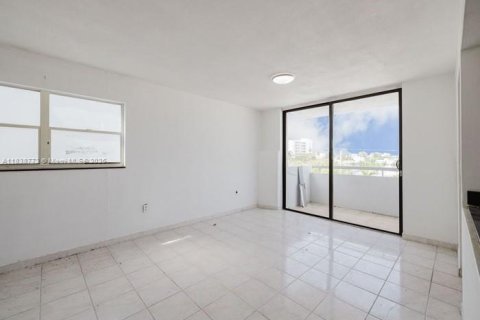 Condo in Miami Beach, Florida, 2 bedrooms  № 1827465 - photo 10