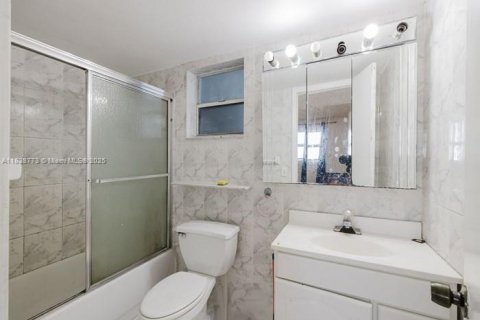 Condo in Miami Beach, Florida, 2 bedrooms  № 1827465 - photo 15