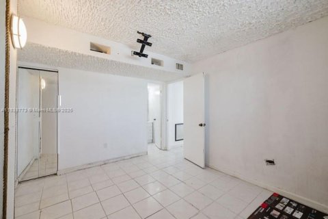 Condo in Miami Beach, Florida, 2 bedrooms  № 1827465 - photo 13