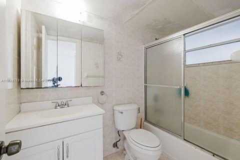 Condo in Miami Beach, Florida, 2 bedrooms  № 1827465 - photo 16
