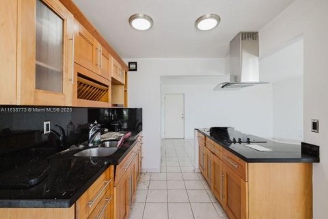 Condo in Miami Beach, Florida, 2 bedrooms  № 1827465 - photo 12