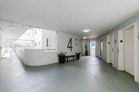 Condo in Miami Beach, Florida, 2 bedrooms  № 1827465 - photo 7