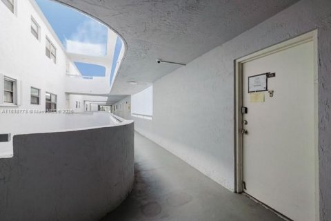 Condo in Miami Beach, Florida, 2 bedrooms  № 1827465 - photo 6
