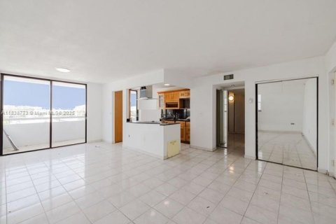 Condo in Miami Beach, Florida, 2 bedrooms  № 1827465 - photo 9