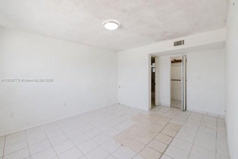 Condo in Miami Beach, Florida, 2 bedrooms  № 1827465 - photo 14