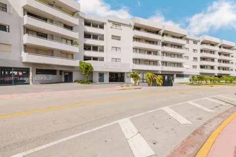 Condo in Miami Beach, Florida, 2 bedrooms  № 1827465 - photo 1