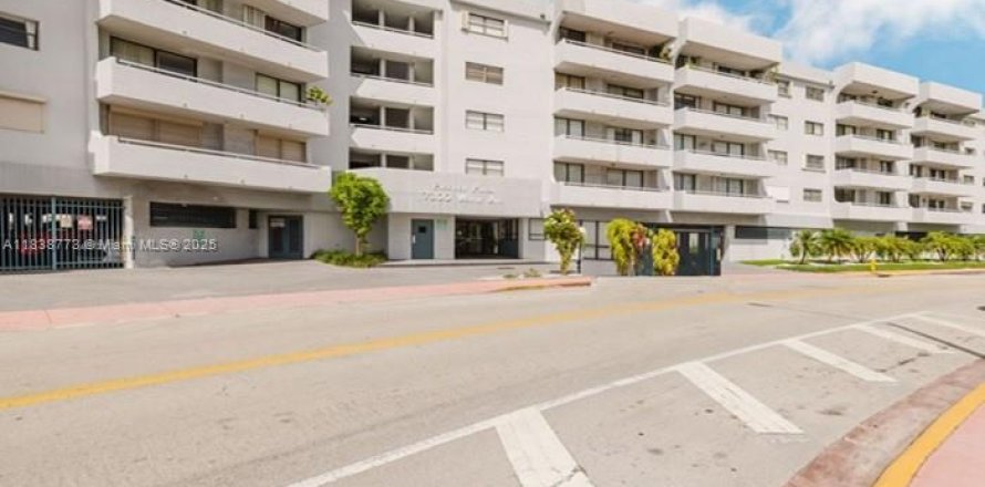 Condo in Miami Beach, Florida, 2 bedrooms  № 1827465