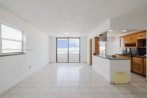Condo in Miami Beach, Florida, 2 bedrooms  № 1827465 - photo 11