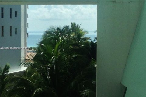 Condo in Miami Beach, Florida, 2 bedrooms  № 2043126 - photo 13