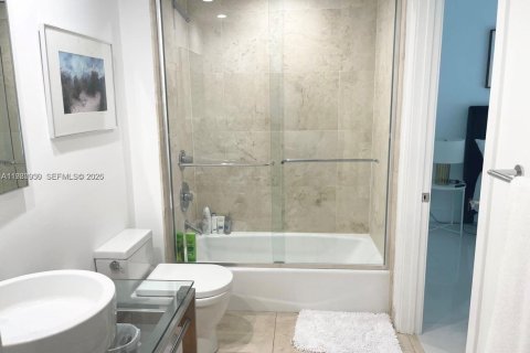 Condo in Miami Beach, Florida, 2 bedrooms  № 2043126 - photo 8