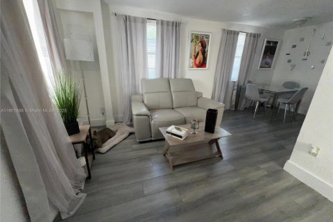 Купить виллу или дом в Майами-Гарденс, Флорида 3 спальни, 69.49м2, № 1953454 - фото 14