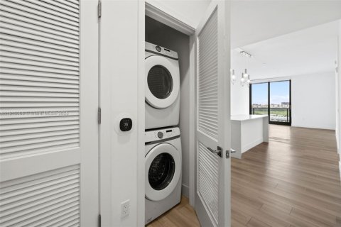 Снять в аренду квартиру в Халландейл-Бич, Флорида 2 спальни, 120.49м2, № 1969642 - фото 13