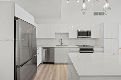 Снять в аренду квартиру в Халландейл-Бич, Флорида 2 спальни, 120.49м2, № 1969642 - фото 2