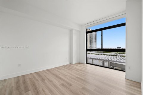 Снять в аренду квартиру в Халландейл-Бич, Флорида 2 спальни, 120.49м2, № 1969642 - фото 22