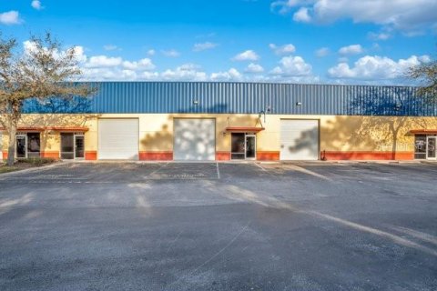 Commercial property in Casselberry, Florida № 2195087