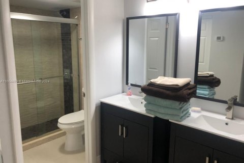 Condo in Fort Lauderdale, Florida, 2 bedrooms  № 1375380 - photo 7
