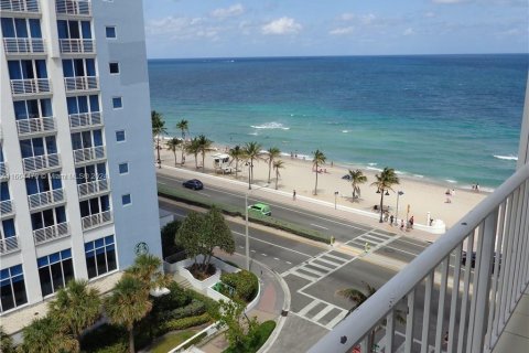 Condo in Fort Lauderdale, Florida, 2 bedrooms  № 1375380 - photo 1