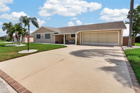 Villa ou maison à vendre à Sun City Center, Floride: 3 chambres, 154.78 m2 № 2388791 - photo 2