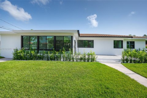 House in North Bay Village, Florida 4 bedrooms, 190.17 sq.m. № 2401369 - photo 26