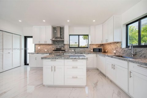 House in North Bay Village, Florida 4 bedrooms, 190.17 sq.m. № 2401369 - photo 2