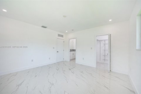 House in North Bay Village, Florida 4 bedrooms, 190.17 sq.m. № 2401369 - photo 19