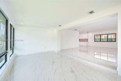 House in North Bay Village, Florida 4 bedrooms, 190.17 sq.m. № 2401369 - photo 13
