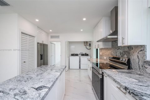 House in North Bay Village, Florida 4 bedrooms, 190.17 sq.m. № 2401369 - photo 8