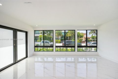 House in North Bay Village, Florida 4 bedrooms, 190.17 sq.m. № 2401369 - photo 11