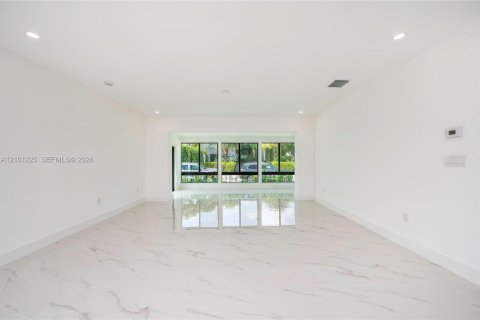 House in North Bay Village, Florida 4 bedrooms, 190.17 sq.m. № 2401369 - photo 12