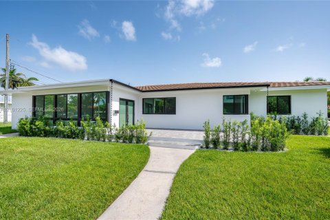 House in North Bay Village, Florida 4 bedrooms, 190.17 sq.m. № 2401369 - photo 28
