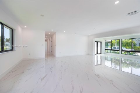 House in North Bay Village, Florida 4 bedrooms, 190.17 sq.m. № 2401369 - photo 5