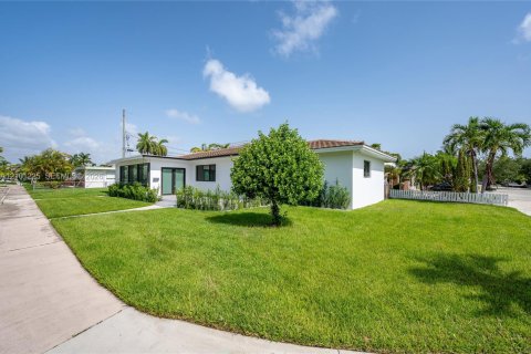 House in North Bay Village, Florida 4 bedrooms, 190.17 sq.m. № 2401369 - photo 30