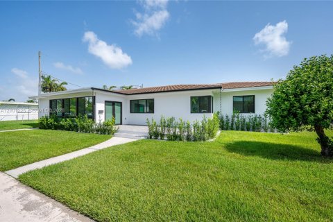 House in North Bay Village, Florida 4 bedrooms, 190.17 sq.m. № 2401369