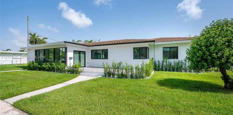 House in North Bay Village, Florida 4 bedrooms, 190.17 sq.m. № 2401369