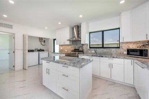 House in North Bay Village, Florida 4 bedrooms, 190.17 sq.m. № 2401369 - photo 7