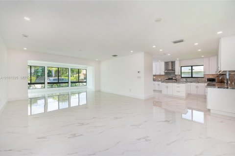 House in North Bay Village, Florida 4 bedrooms, 190.17 sq.m. № 2401369 - photo 3