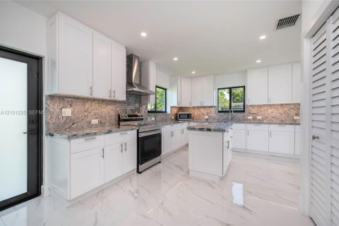 House in North Bay Village, Florida 4 bedrooms, 190.17 sq.m. № 2401369 - photo 9
