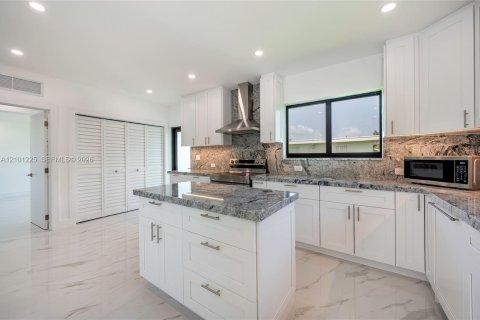 House in North Bay Village, Florida 4 bedrooms, 190.17 sq.m. № 2401369 - photo 6