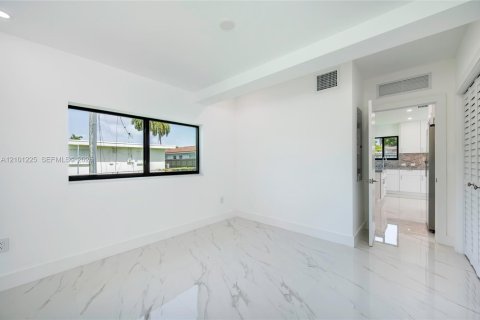 House in North Bay Village, Florida 4 bedrooms, 190.17 sq.m. № 2401369 - photo 14