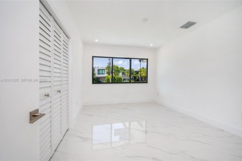 House in North Bay Village, Florida 4 bedrooms, 190.17 sq.m. № 2401369 - photo 23