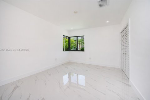House in North Bay Village, Florida 4 bedrooms, 190.17 sq.m. № 2401369 - photo 24