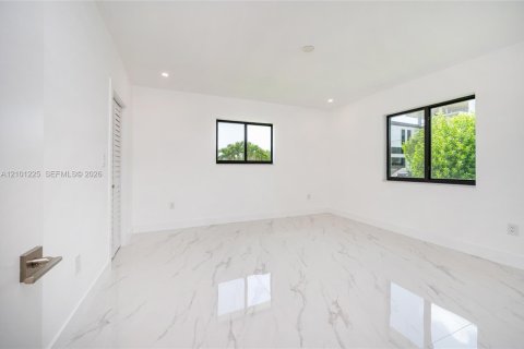 House in North Bay Village, Florida 4 bedrooms, 190.17 sq.m. № 2401369 - photo 15
