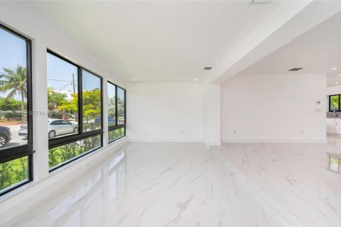 House in North Bay Village, Florida 4 bedrooms, 190.17 sq.m. № 2401369 - photo 10