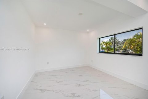 House in North Bay Village, Florida 4 bedrooms, 190.17 sq.m. № 2401369 - photo 18
